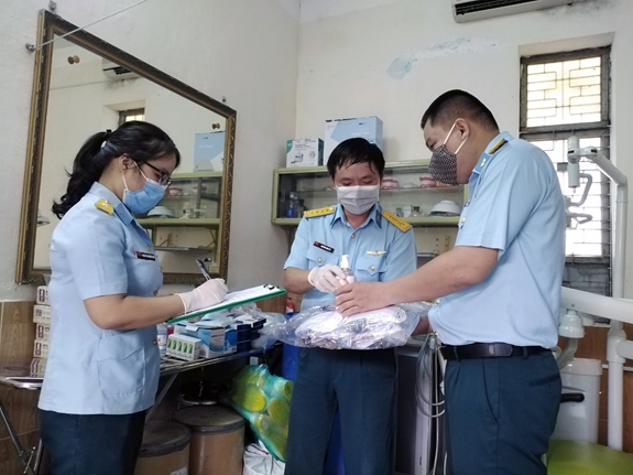 Quân y Nhà máy A32 cấp phát phương tiện phòng chống dịch Covid-19 cho cán bộ, công nhân viên.